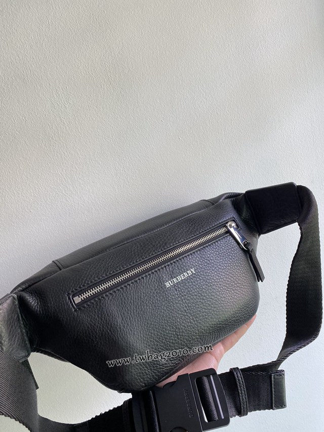 Burberry專門店新款斜挎男士腰包胸包 巴寶莉品牌徽章壓花黑色腰包 yxb1125